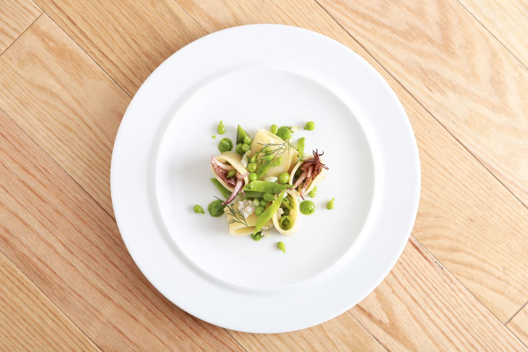 緑の野菜をあしらった前菜