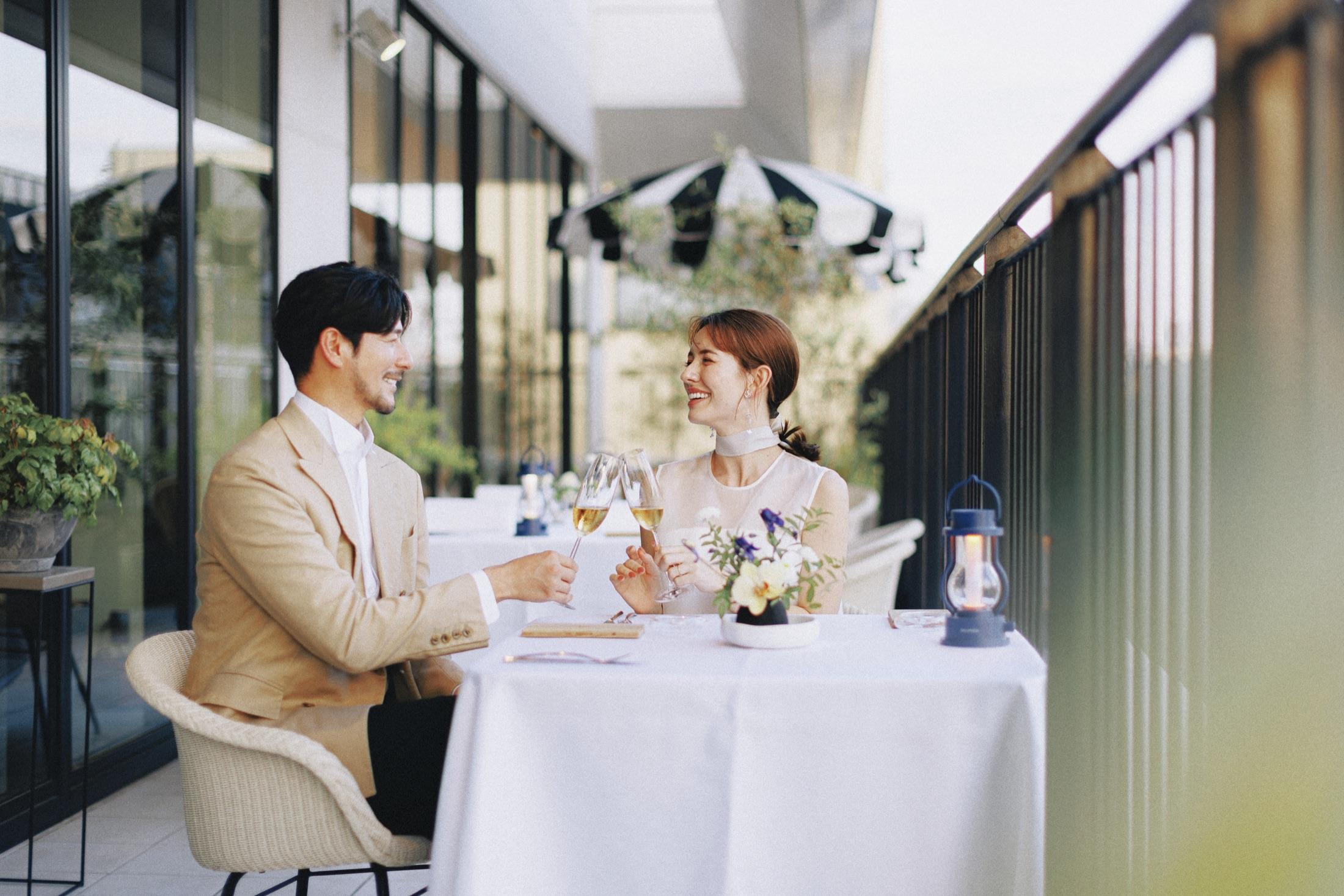 ガーデンテラスで乾杯するふたり