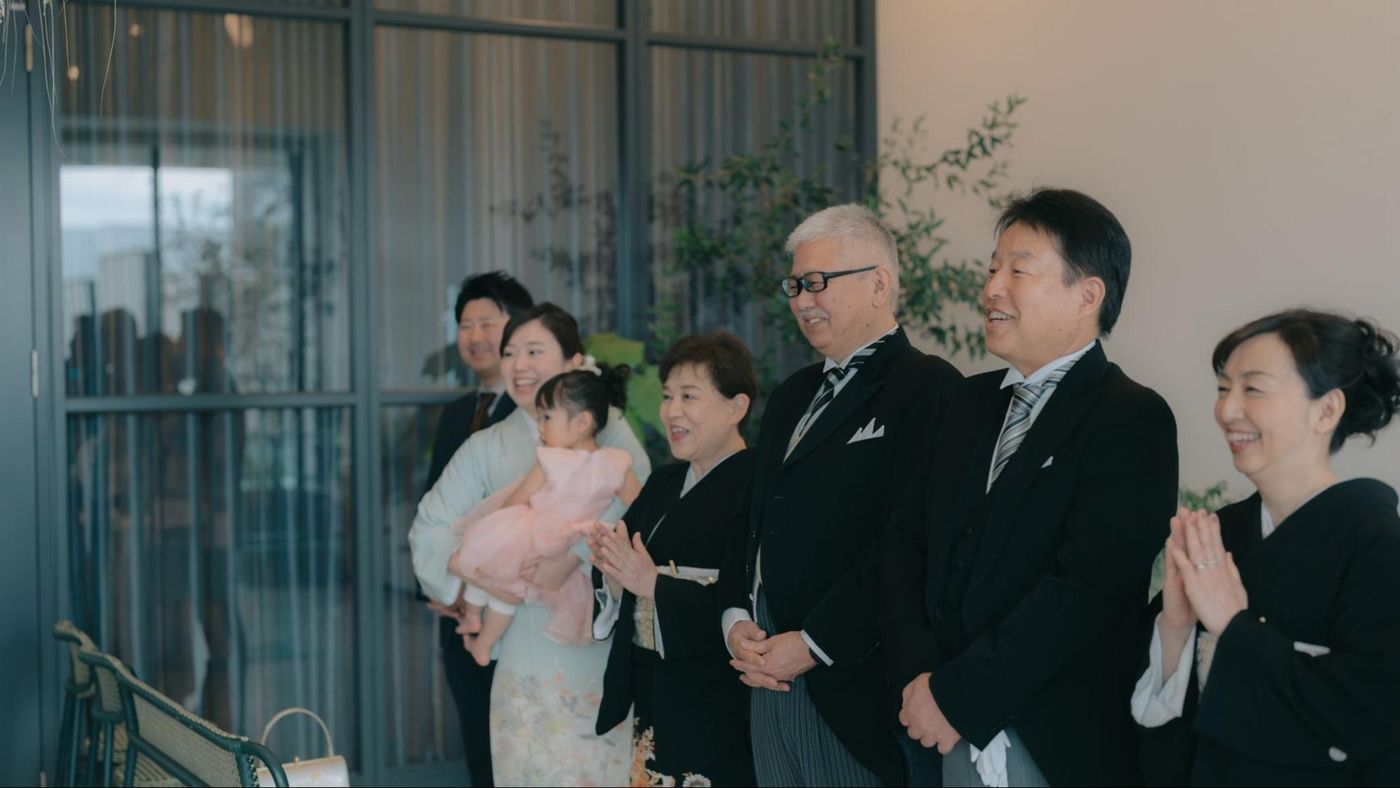家族の愛情と友情に包まれた祝福の時間の様子7