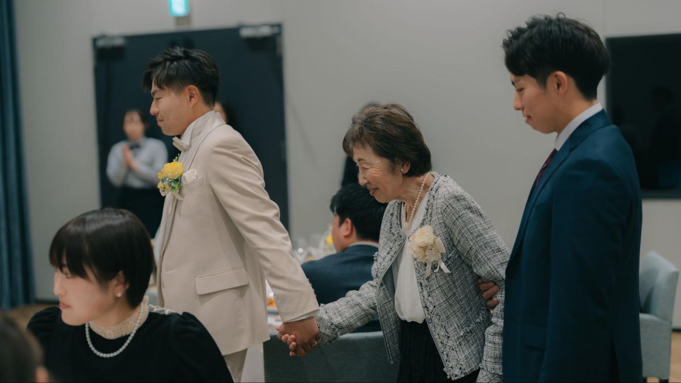 家族の愛情と友情に包まれた祝福の時間の様子27