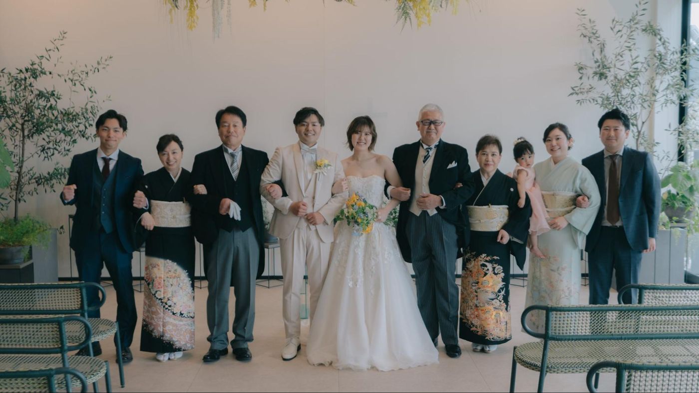 家族の愛情と友情に包まれた祝福の時間の様子9