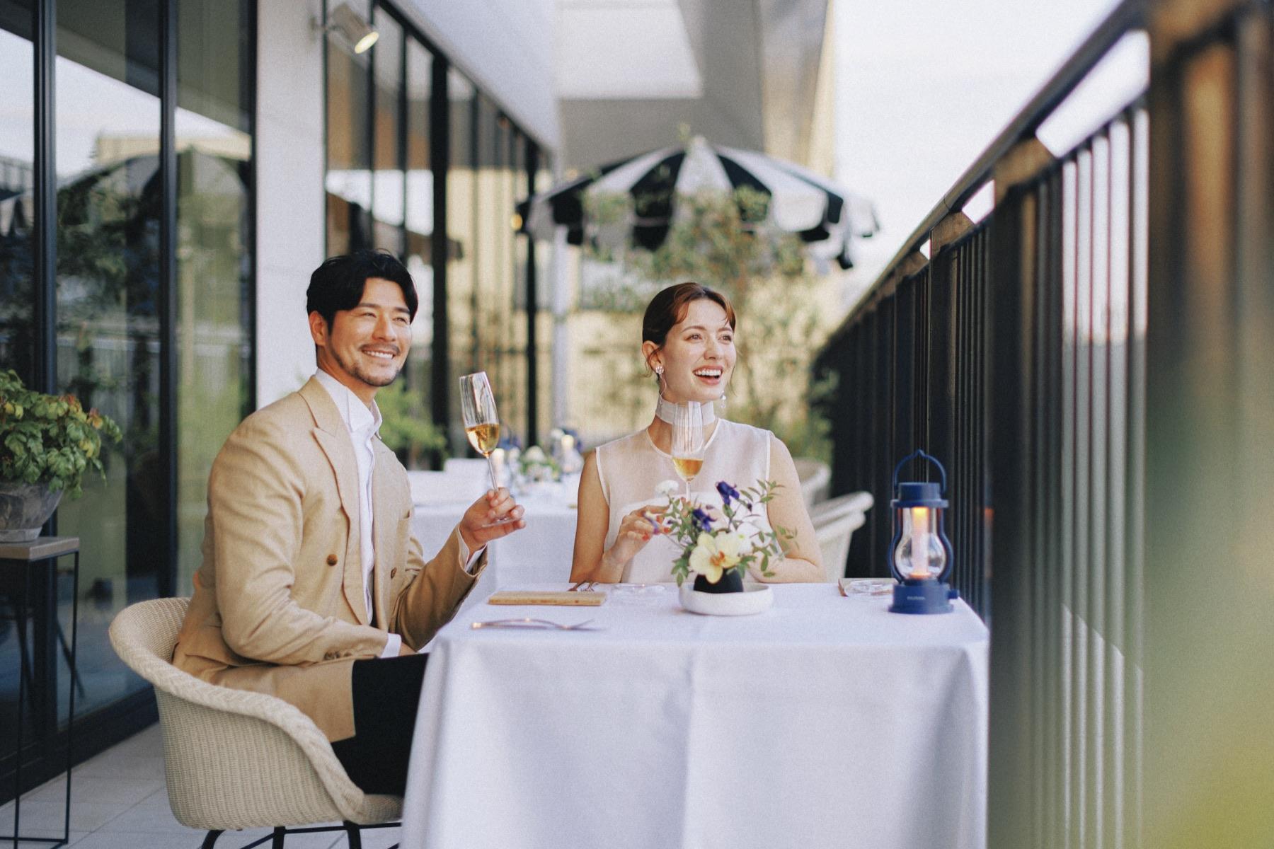 テラス席で乾杯する二人