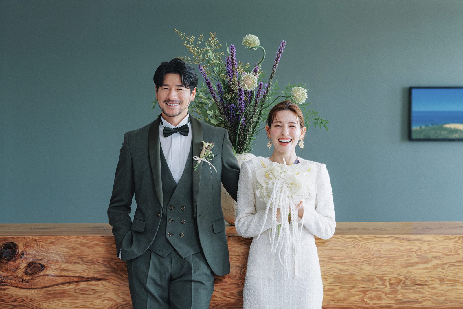 ドレスとタキシードで並ぶ新郎新婦